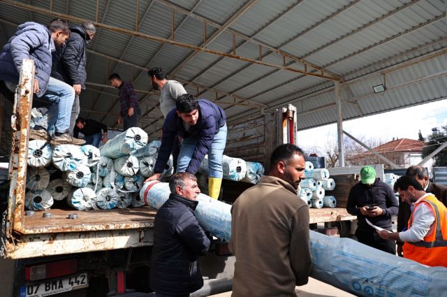 antalya-buyuksehir’den-hortumdan-etkilenen-ureticiye-destek