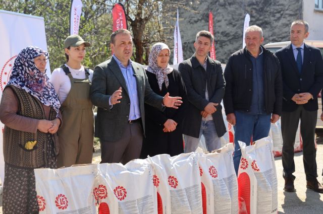 bilecik’te-yuzde-50-hibeli-aycicegi-tohumu-ciftcilere-dagitildi