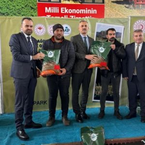 agri’da-440-ciftciye-%70-hibeli-sertifikali-yonca-tohumu-verildi