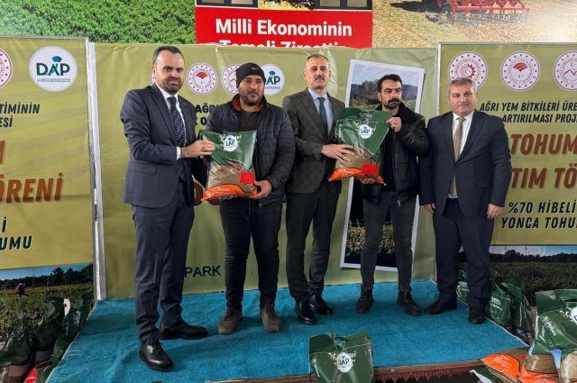 agri’da-440-ciftciye-%70-hibeli-sertifikali-yonca-tohumu-verildi