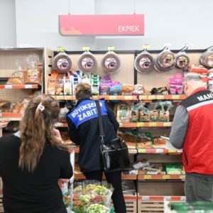 manisa-buyuksehir-belediyesi-marketlerde-gida-denetimi-yapti