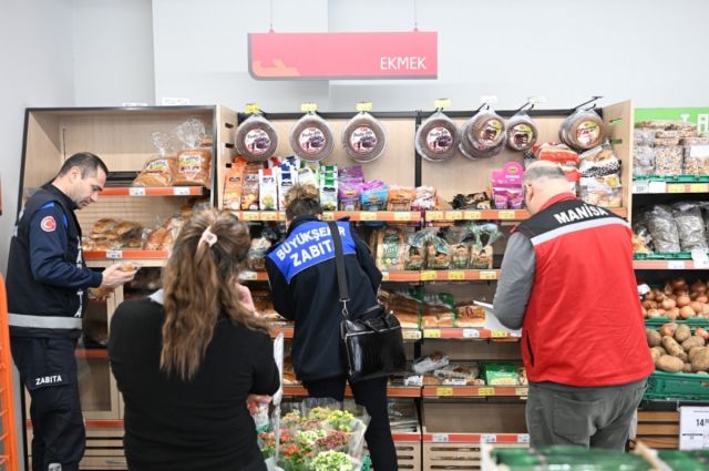 manisa-buyuksehir-belediyesi-marketlerde-gida-denetimi-yapti