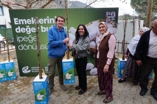 eskisehir-buyuksehir-saricakaya'da-ureticiye-dut-fidani-dagitti