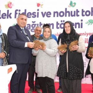 adana-buyuksehir-tufanbeyli’de-70-bin-fide,-20-ton-nohut-dagitti