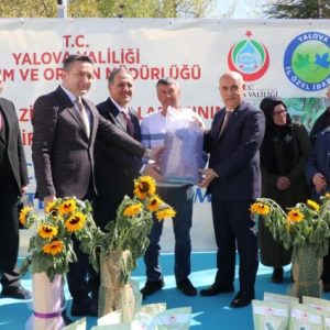 yalova’da-ureticilere-aycicegi-ve-fasulye-tohumu-dagitildi