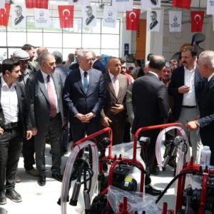 hatay’da-ciftcilere-zeytin-ve-sut-ekipmani-dagitildi