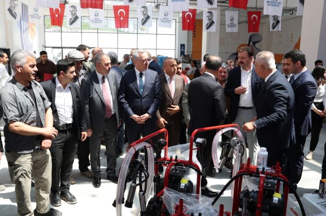 hatay’da-ciftcilere-zeytin-ve-sut-ekipmani-dagitildi