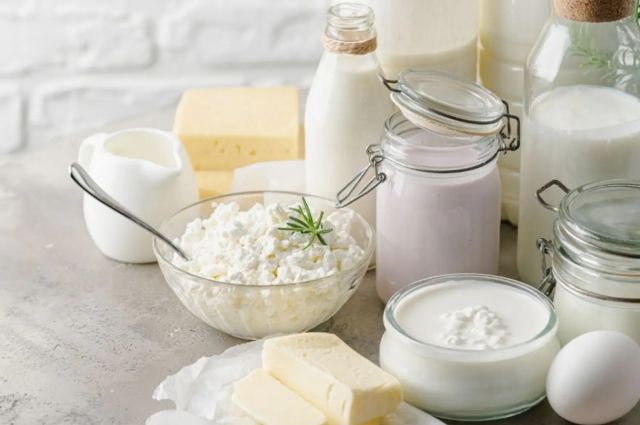 kuresel-sut-fiyatlarinda-dusus-suruyor