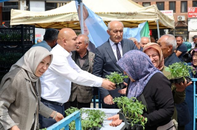 kirikkale-belediyesi-cumhuriyet-meydani'nda-500-bin-fide-dagitti