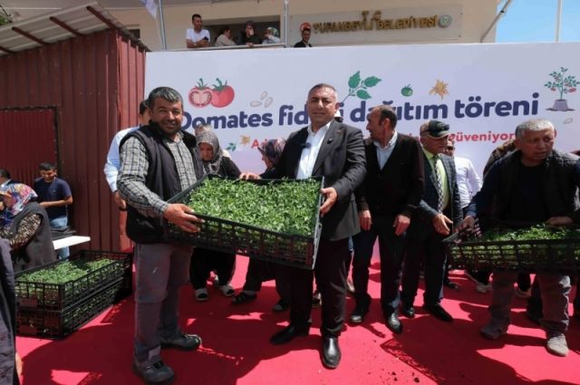 adana-buyuksehir-belediyesi-ilcelerde-200-bin-fide-dagitti