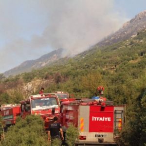 antalya-buyuksehir-belediyesi-kas-yanginina-mudahale-ediyor