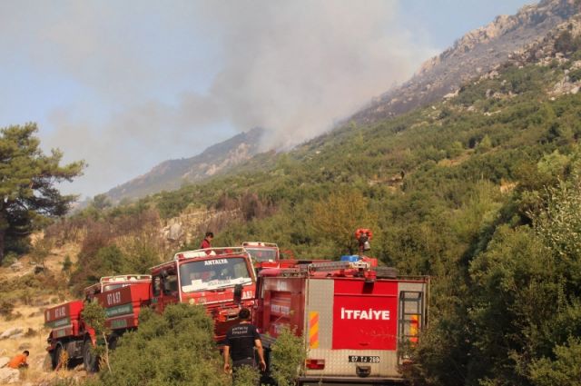 antalya-buyuksehir-belediyesi-kas-yanginina-mudahale-ediyor
