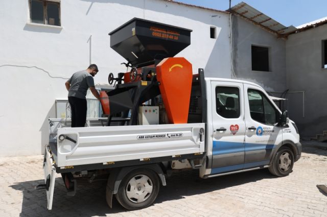 antalya’da-ureticilere-yem-ezme-makinesi-destegi